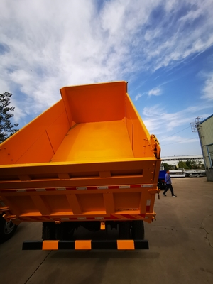 Autocarro con cassone ribaltabile pesante di Dongfeng 4x2 piccola tonnellata 136HP di Tipper Truck GVW 17,5