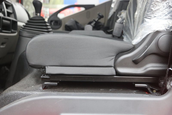 DONGFENG trasporta il camion su autocarro del carico della luce del piatto della colonna dell'emissione Euro6 dell'euro 2 del motore di YUCHAI