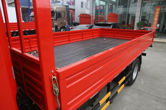 DONGFENG trasporta il camion su autocarro del carico della luce del piatto della colonna dell'emissione Euro6 dell'euro 2 del motore di YUCHAI